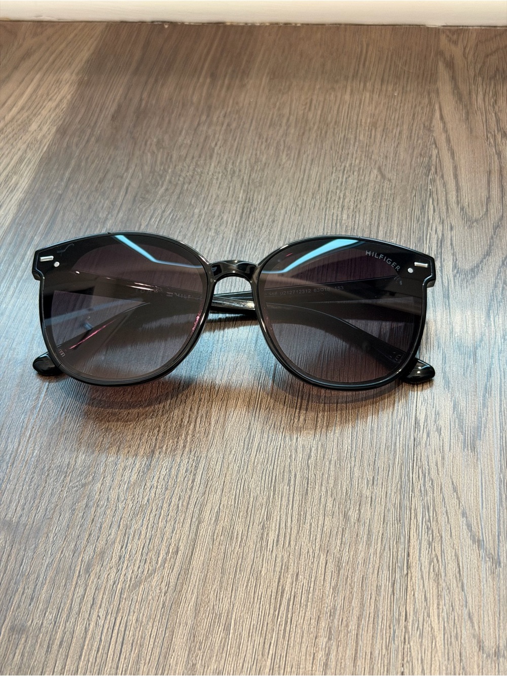 Tommy Hilfiger Black Round-Edge Sunglasses - Picture 2 of 4